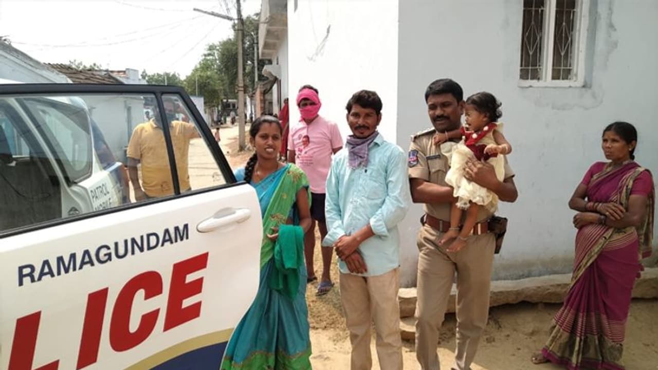 లాక్ డౌన్ ఎఫెక్ట్... నిండు గర్భిణికి పోలీసుల సాయం, జీపులోనే...