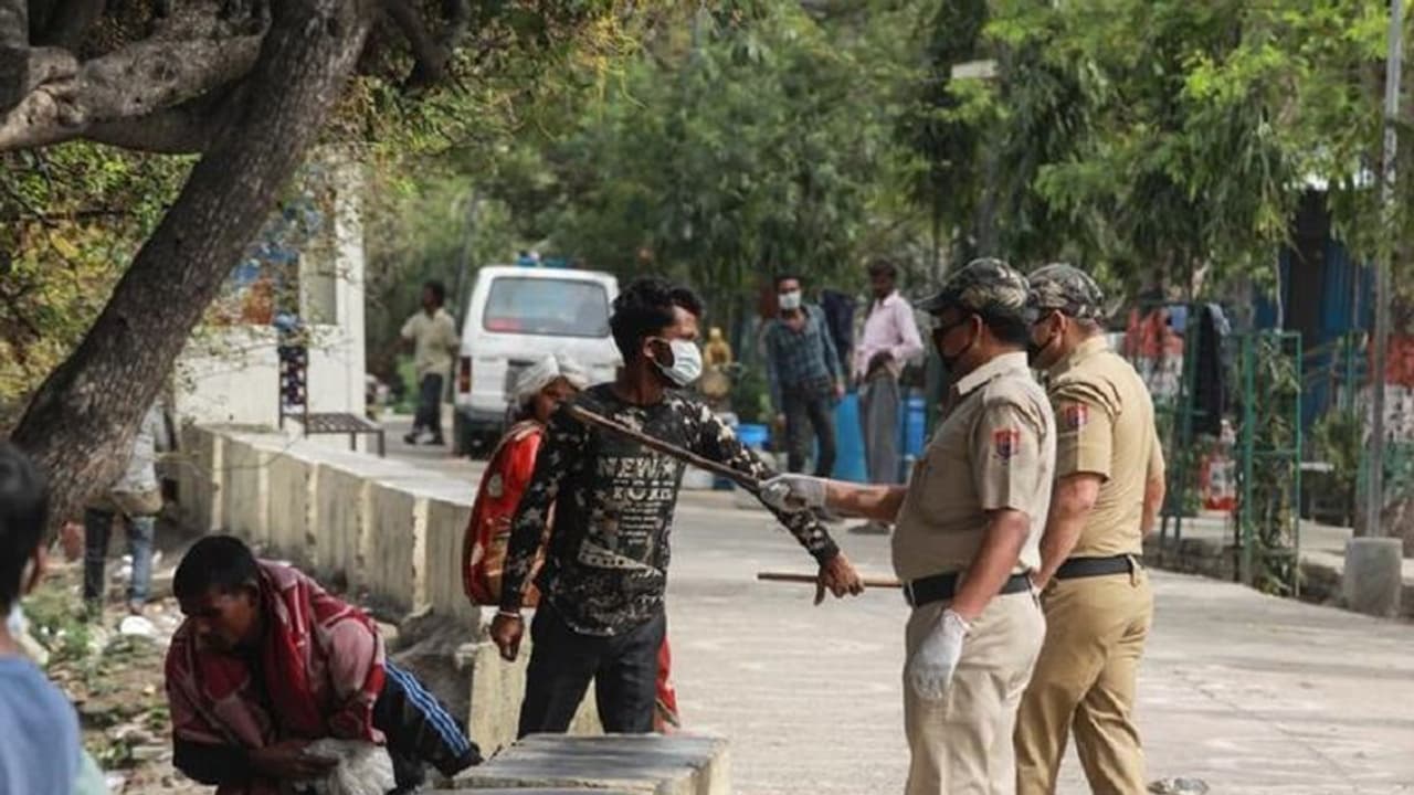 লকডাউন লঙ্ঘনে কলকাতায় দুই দিনে গ্রেফতার প্রায় ১৫০০, জামিন না মেলার ব্যবস্থাও নিচ্ছে পুলিশ লকডাউন লঙ্ঘনে কলকাতায় দুই দিনে গ্রেফতার প্রায় ১৫০০, জামিন না মেলার ব্যবস্থাও নিচ্ছে পুলিশ