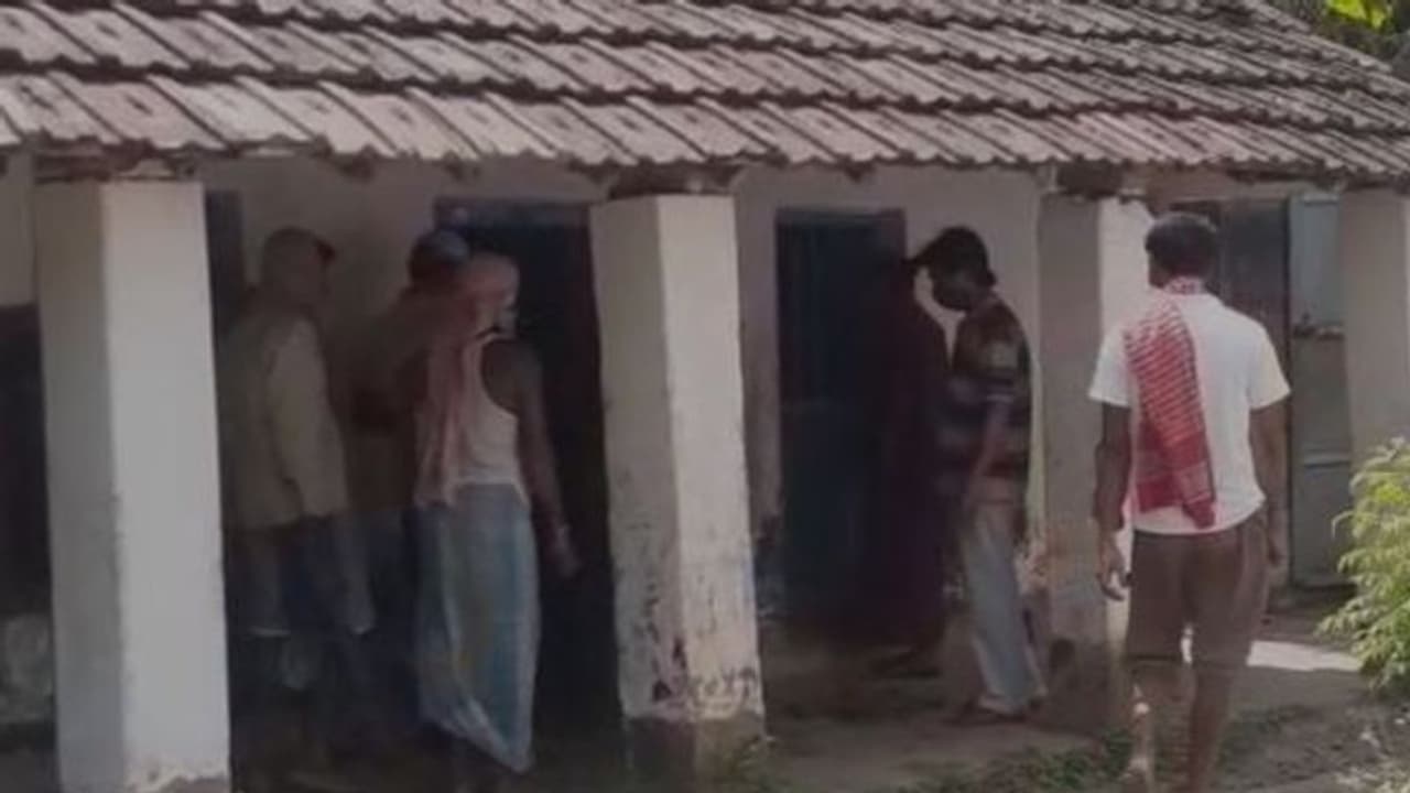 লকডাউনের মাঝে নয়া বিপত্তি, প্রাথমিক স্কুলে এবার বসল মদের আসর