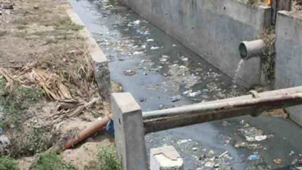 పాదచారిని ఢీకొట్టిన కారు.. నాలాలో పడి చనిపోయిన బాధితుడు.. 36 గంటల తరువాత మృతదేహం బయటకు..