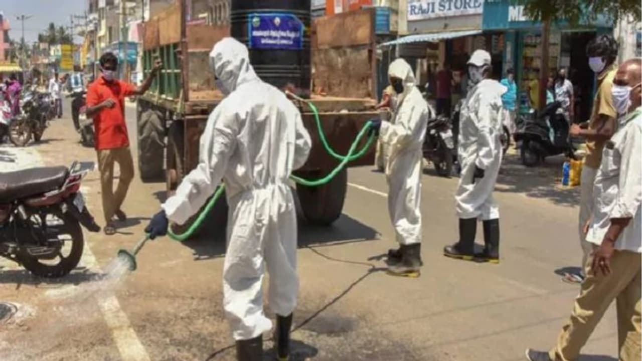 കൊവിഡ് ബാധിതരെന്ന് സംശയിക്കുന്നവര് ആശുപത്രിയില് മനപ്പൂര്വം തുപ്പിയെന്ന്; 42 പേര് നിരീക്ഷണത്തില് കൊവിഡ് ബാധിതരെന്ന് സംശയിക്കുന്നവര് ആശുപത്രിയില് മനപ്പൂര്വം തുപ്പിയെന്ന്; 42 പേര് നിരീക്ഷണത്തില്