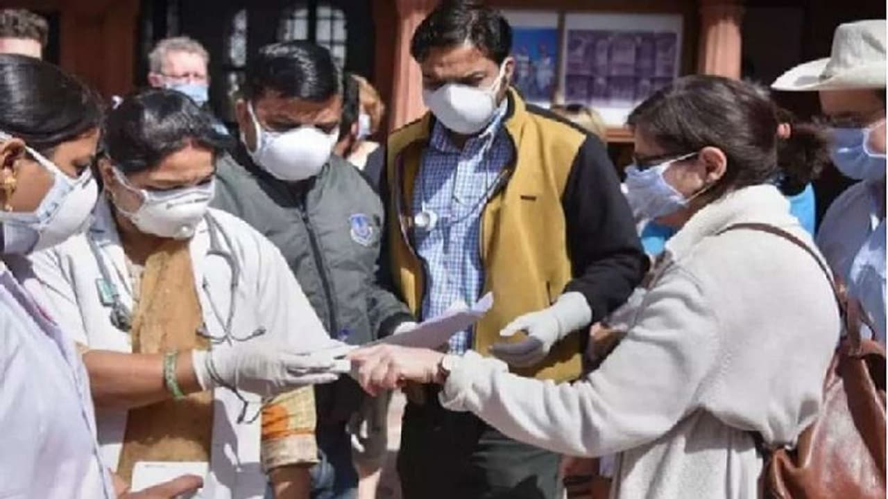 50 ವೈದ್ಯರು, ಸಿಬ್ಬಂದಿಗೆ ಕೊರೋನಾ ಸೋಂಕು! 50 ವೈದ್ಯರು, ಸಿಬ್ಬಂದಿಗೆ ಕೊರೋನಾ ಸೋಂಕು!