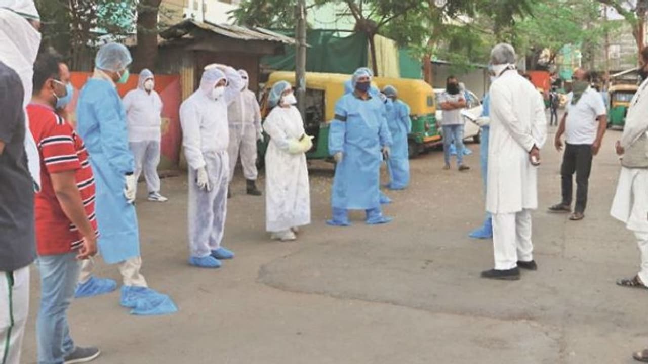 MP: समोसे वाली चाची के घर हो रही थी कोरोना की जांच, तभी मचा शोर और डॉक्टरों पर शुरू हुआ था पथराव MP: समोसे वाली चाची के घर हो रही थी कोरोना की जांच, तभी मचा शोर और डॉक्टरों पर शुरू हुआ था पथराव