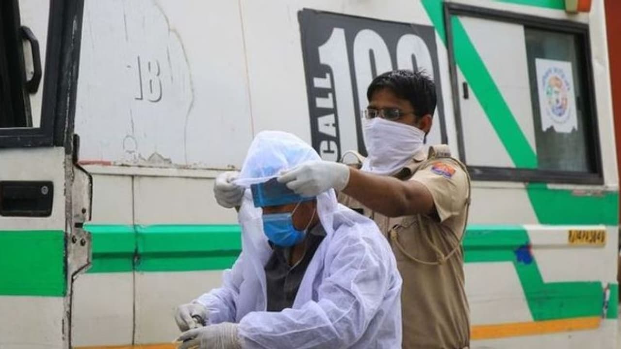 লকডাউনে মৃত ভাইয়ের দেহ আগলে ঘরবন্দি দিদি, দুর্গন্ধে টের পেল ভবানীপুরবাসী লকডাউনে মৃত ভাইয়ের দেহ আগলে ঘরবন্দি দিদি, দুর্গন্ধে টের পেল ভবানীপুরবাসী