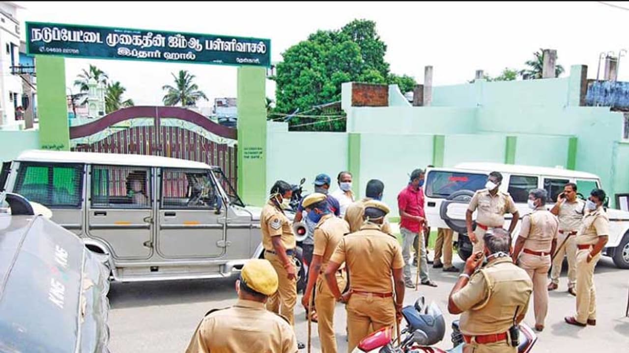 வெள்ளிக்கிழமை தொழுகைக்கு நூற்றுக்கணக்கில் திரண்ட இஸ்லாமியர்கள்..! போலீசுடன் தகராறு..! வெள்ளிக்கிழமை தொழுகைக்கு நூற்றுக்கணக்கில் திரண்ட இஸ்லாமியர்கள்..! போலீசுடன் தகராறு..!