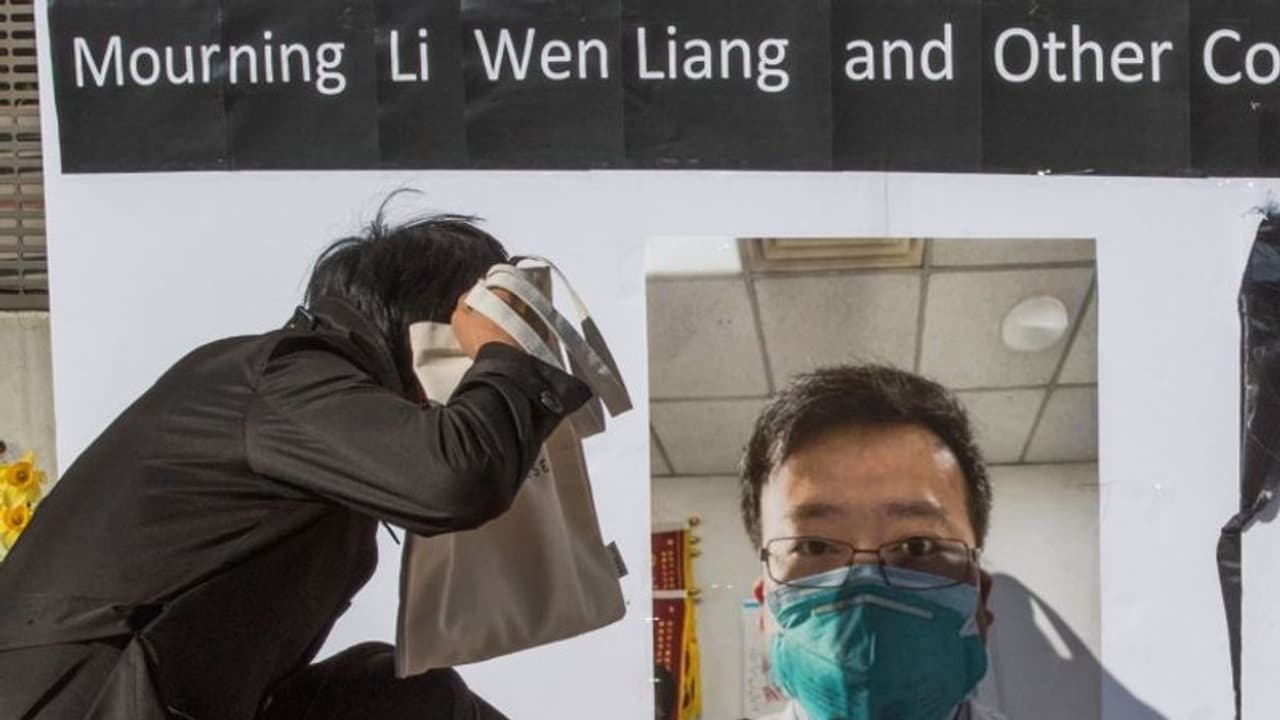 வெள்ளை பூக்களுடன் வந்த ஜிஜின் பிங்..!! ஒட்டு மொத்த சீனாவும் ஸ்தம்பித்தது...!! காரணம் என்ன தெரியுமா.?