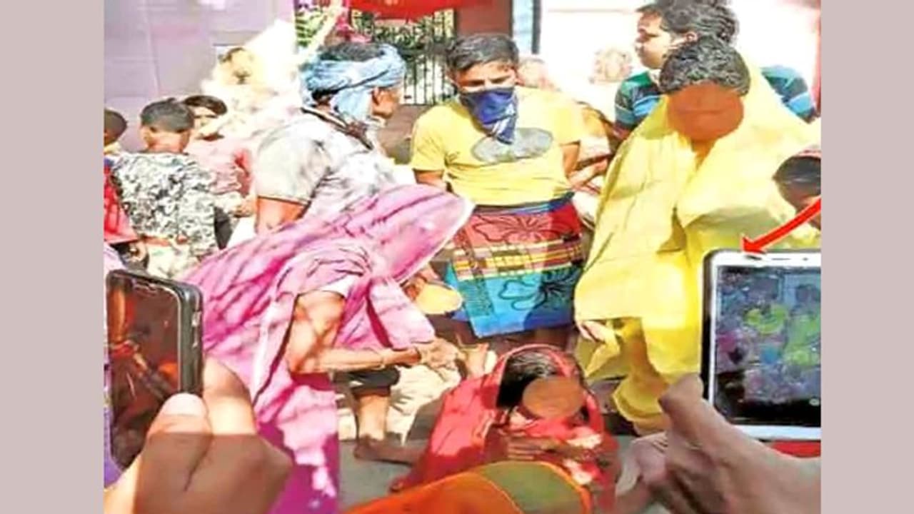 रात भर जिस लड़के को बंधक बनाकर पीटा, सुबह उसी से करा दी अपने घर की बेटी की शादी, 158 लोगों पर केस रात भर जिस लड़के को बंधक बनाकर पीटा, सुबह उसी से करा दी अपने घर की बेटी की शादी, 158 लोगों पर केस