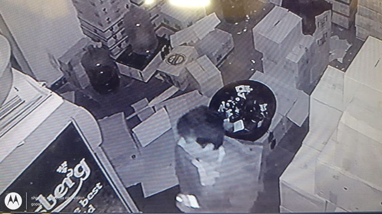 వైన్ షాప్ గోడకు రంధ్రం చేసి లక్ష రూపాయల మద్యం చోరీ