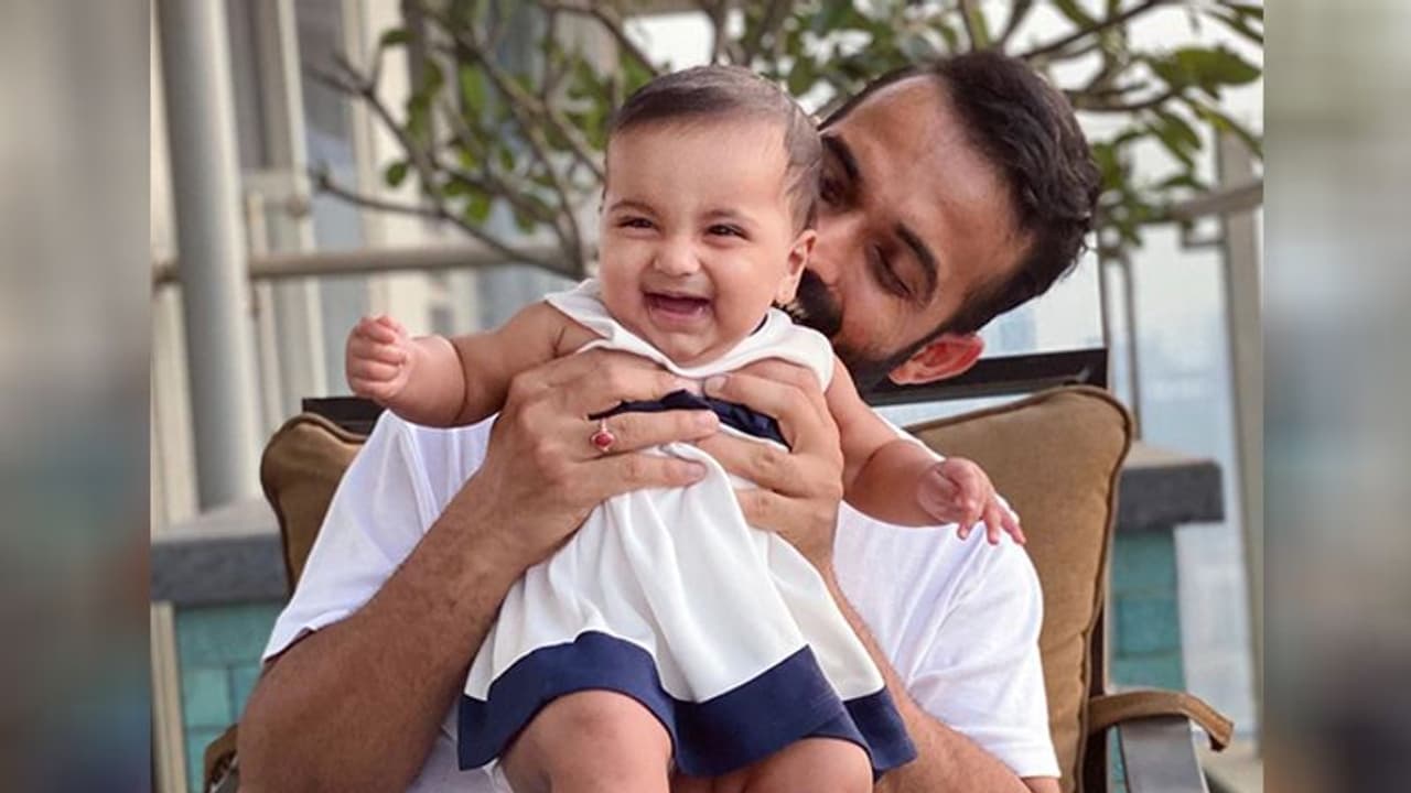 ಕೊರೋನಾ ಎಫೆಕ್ಟ್: ಮನೆ ಕೆಲಸದಲ್ಲಿ ಫುಲ್ ಬ್ಯುಸಿಯಾದ ಅಜಿಂಕ್ಯ ರಹಾನೆ..! ಕೊರೋನಾ ಎಫೆಕ್ಟ್: ಮನೆ ಕೆಲಸದಲ್ಲಿ ಫುಲ್ ಬ್ಯುಸಿಯಾದ ಅಜಿಂಕ್ಯ ರಹಾನೆ..!