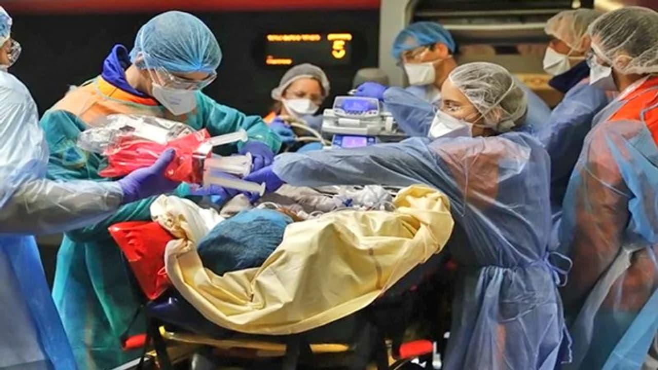 कोरोना के खौफ में पति पत्नी ने की आत्महत्या, डॉ. भी पोस्टमार्टम करने से डरे..सुसाइड नोट में लिखी वजह कोरोना के खौफ में पति पत्नी ने की आत्महत्या, डॉ. भी पोस्टमार्टम करने से डरे..सुसाइड नोट में लिखी वजह