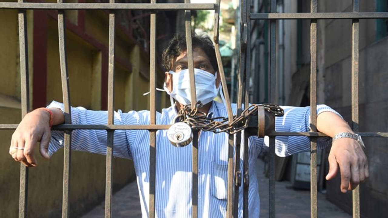 കൊവിഡ് 19 വ്യാപിക്കുന്നു; ദില്ലി ആർ കെ പുരത്തെ ചേരി അടച്ചു, എയിംസ് ട്രോമാ കെയറിലെ ശുചീകരണ തൊഴിലാളിക്ക് രോഗം കൊവിഡ് 19 വ്യാപിക്കുന്നു; ദില്ലി ആർ കെ പുരത്തെ ചേരി അടച്ചു, എയിംസ് ട്രോമാ കെയറിലെ ശുചീകരണ തൊഴിലാളിക്ക് രോഗം