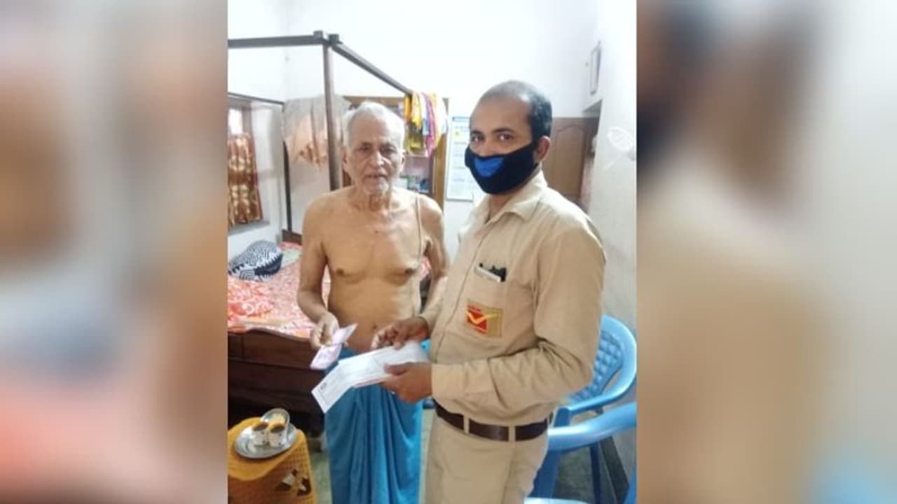 লকডাউনে ঘরবন্দি বৃদ্ধ, বাড়িতে পেনশনের টাকা পৌঁছে দিল ডাকবিভাগ লকডাউনে ঘরবন্দি বৃদ্ধ, বাড়িতে পেনশনের টাকা পৌঁছে দিল ডাকবিভাগ