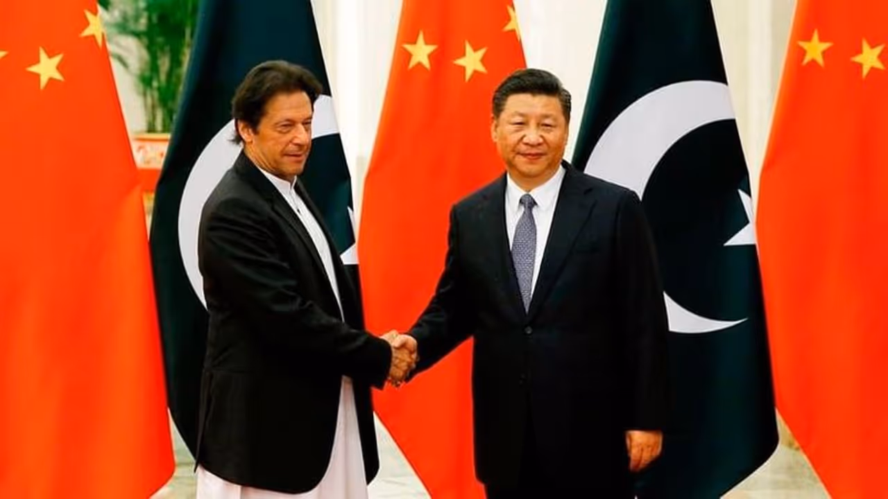 பாகிஸ்தானில் களமிறங்கிய சீன மருத்துவர்கள்..!! மருந்து கொடுத்த இந்தியாவை என்னன்னு கூட கேக்கல..!!