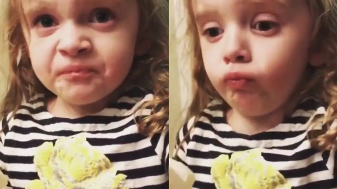 লকডাউনে মায়ের রান্না মুখে তুলেই কুঁচকে গেল মুখ, একরত্তির মুখভঙ্গিতে হেসে খুন নেট দুনিয়া লকডাউনে মায়ের রান্না মুখে তুলেই কুঁচকে গেল মুখ, একরত্তির মুখভঙ্গিতে হেসে খুন নেট দুনিয়া