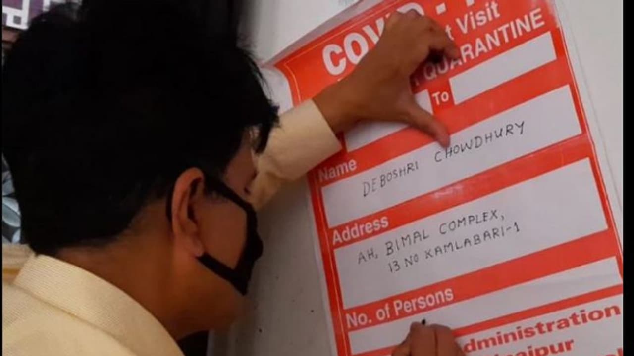 'কোয়ারেন্টাইন নোটিশে আতঙ্ক ছড়াবে', পুরসভার কর্মীদের ফেরালেন কেন্দ্রীয় মন্ত্রী 'কোয়ারেন্টাইন নোটিশে আতঙ্ক ছড়াবে', পুরসভার কর্মীদের ফেরালেন কেন্দ্রীয় মন্ত্রী