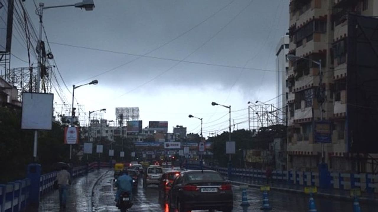 ছিটেফোঁটা দিয়ে চম্পট দেবে বৃষ্টি, রাতেও গরমে ঘামবে কলকাতা ছিটেফোঁটা দিয়ে চম্পট দেবে বৃষ্টি, রাতেও গরমে ঘামবে কলকাতা