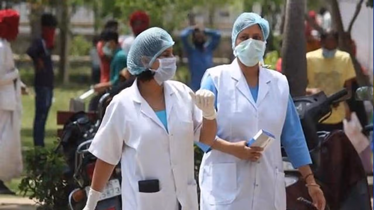 மருத்துவர்கள், செவிலியர்கள் யாரும் வீட்டிற்கு போகக்கூடாது.. அதிரடி உத்தரவின் நியாயமான பின்னணி மருத்துவர்கள், செவிலியர்கள் யாரும் வீட்டிற்கு போகக்கூடாது.. அதிரடி உத்தரவின் நியாயமான பின்னணி