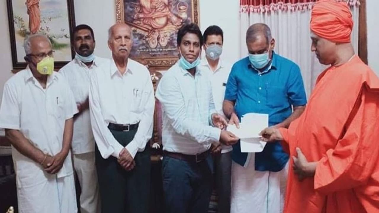 ಕೊರೋನಾ ವಿರುದ್ಧದ ಹೋರಾಟಕ್ಕೆ ಆರ್ಥಿಕವಾಗಿ ಕೈಜೋಡಿಸಿದ ಸಿದ್ದಗಂಗಾ ಮಠ ಕೊರೋನಾ ವಿರುದ್ಧದ ಹೋರಾಟಕ್ಕೆ ಆರ್ಥಿಕವಾಗಿ ಕೈಜೋಡಿಸಿದ ಸಿದ್ದಗಂಗಾ ಮಠ