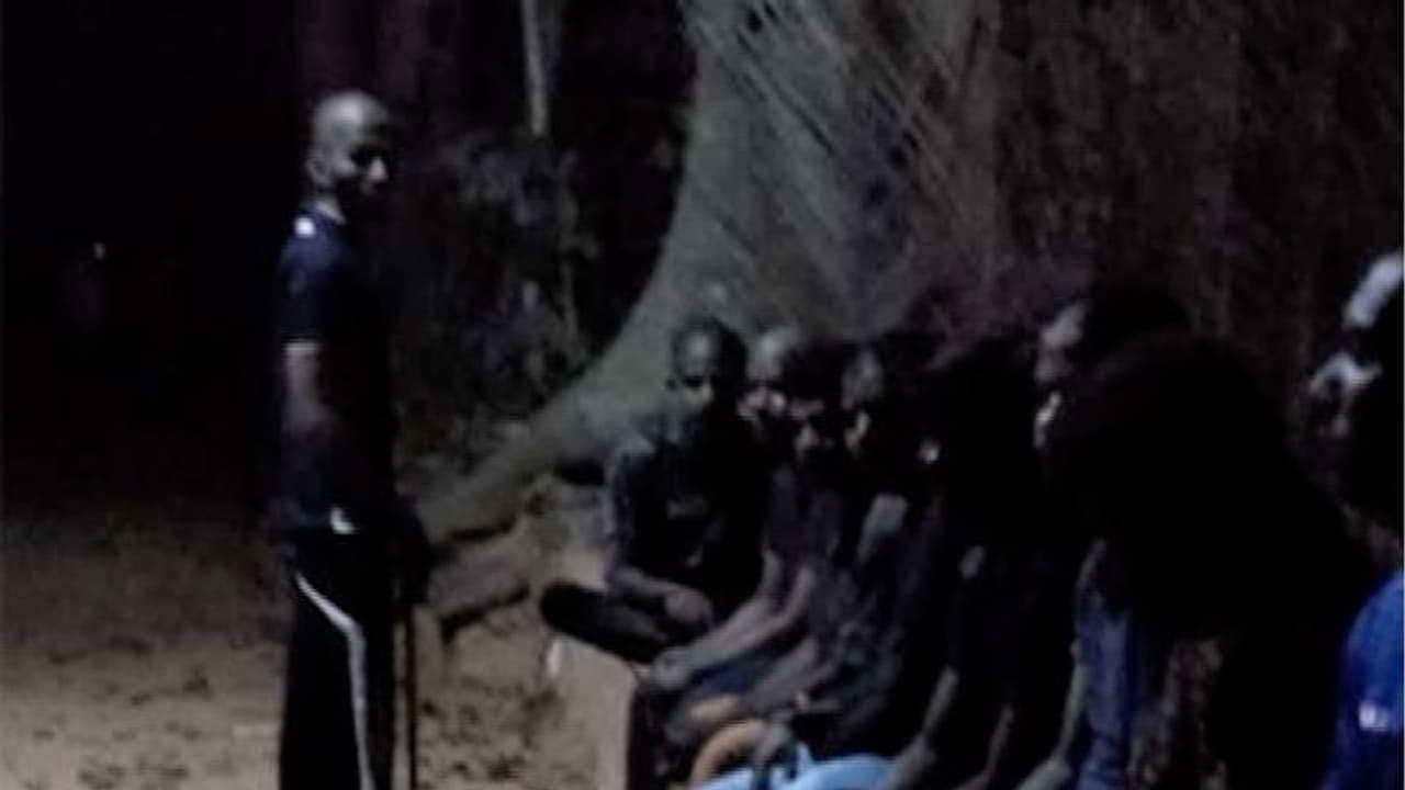 വാതിലിലും ജനലിലും മുട്ടും, മതില് ചാടി മറയും; കോഴിക്കോട് നഗരപ്രദേശങ്ങളില് അജ്ഞാതരുടെ വിളയാട്ടം വാതിലിലും ജനലിലും മുട്ടും, മതില് ചാടി മറയും; കോഴിക്കോട് നഗരപ്രദേശങ്ങളില് അജ്ഞാതരുടെ വിളയാട്ടം