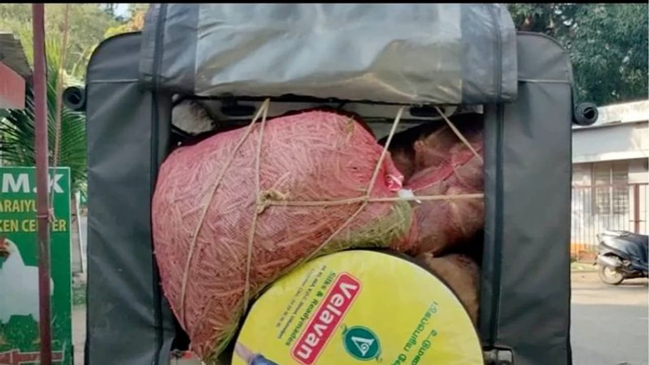 കേരളത്തിലുണ്ടാക്കിയ പച്ചക്കറികള് തമിഴ്നാട്ടിലേക്ക് കടത്തി തിരിച്ചെത്തിച്ച് കൊള്ളവിലയ്ക്ക് വില്പ്പന കേരളത്തിലുണ്ടാക്കിയ പച്ചക്കറികള് തമിഴ്നാട്ടിലേക്ക് കടത്തി തിരിച്ചെത്തിച്ച് കൊള്ളവിലയ്ക്ക് വില്പ്പന