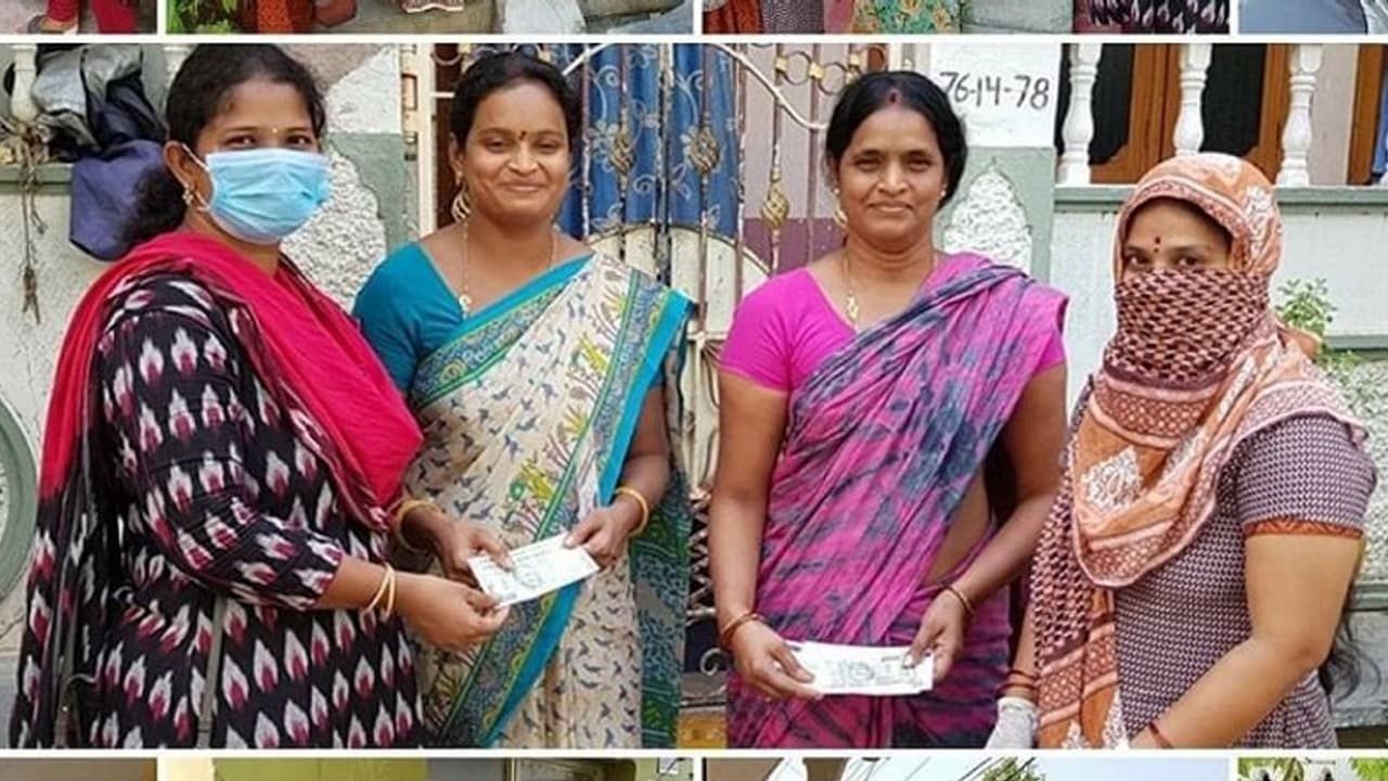 వైసీపీ కార్పొరేటర్ అభ్యర్థులు ప్రభుత్వ పెన్షన్లు పంచుతున్నారా?, ఫోటో వైరల్ వైసీపీ కార్పొరేటర్ అభ్యర్థులు ప్రభుత్వ పెన్షన్లు పంచుతున్నారా?, ఫోటో వైరల్