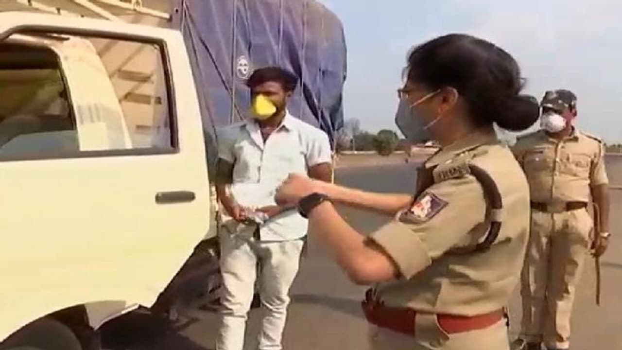 ಊಟ ಸಿಗದೆ ಚಾಲಕ, ಕ್ಲೀನರ್ಗಳ ಪರದಾಟ: SP ಕಟಿಯಾರ್ರಿಂದ ಅನ್ನದಾನ! ಊಟ ಸಿಗದೆ ಚಾಲಕ, ಕ್ಲೀನರ್ಗಳ ಪರದಾಟ: SP ಕಟಿಯಾರ್ರಿಂದ ಅನ್ನದಾನ!