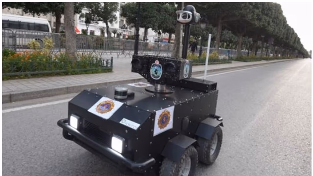 ലോക്ക് ഡൗൺ: ഇവിടെ പൊലീസില്ല, പകരം റോഡിൽ റോബോ പൊലീസ് ലോക്ക് ഡൗൺ: ഇവിടെ പൊലീസില്ല, പകരം റോഡിൽ റോബോ പൊലീസ്