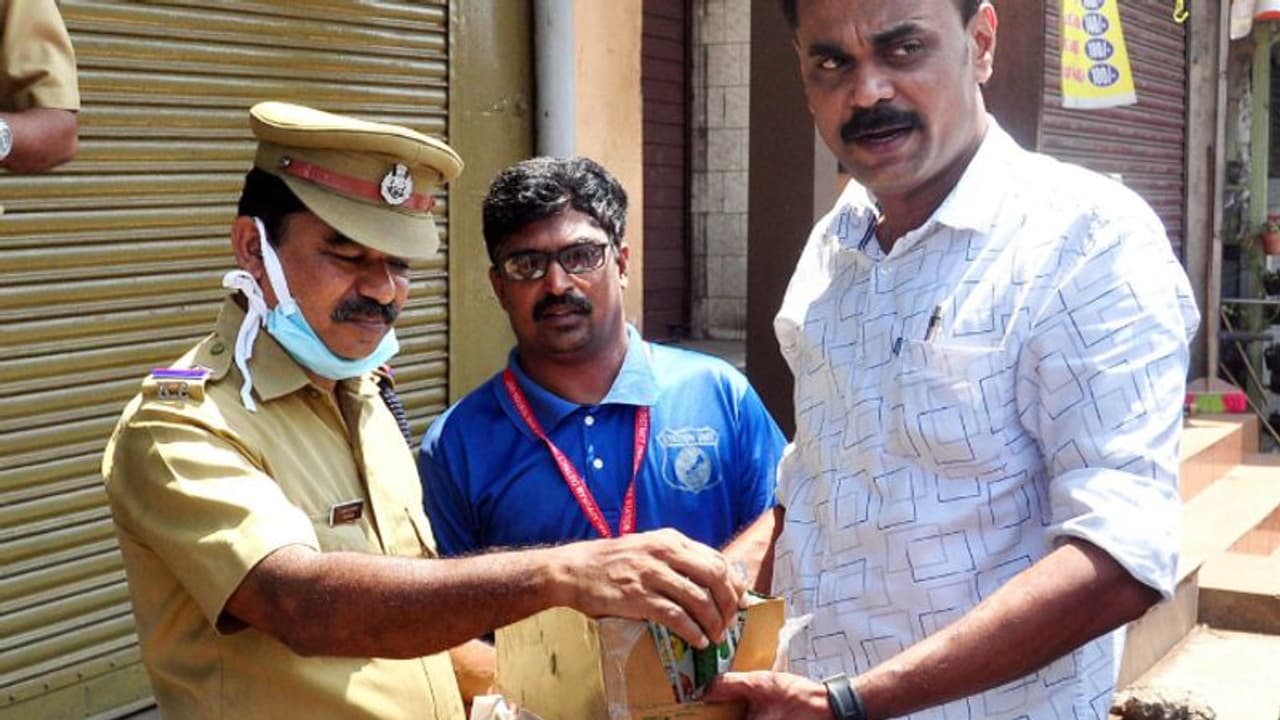 ലോക്ക് ഡൗണ്‍; മലപ്പുറത്തെ പൊലീസുകാർ വിശന്നിരിക്കില്ല, കരുതലിന്‍റെ പൊതിച്ചോറുമായി ഇസ്മായിലെത്തും