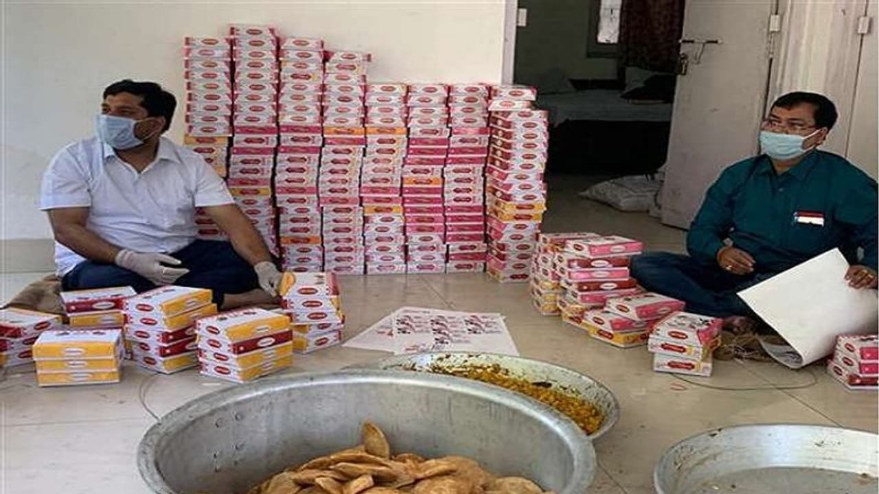 किसी को भूखा नहीं रहने देंगे CM योगी, अफसरों को फरमान; डिप्टी CM ने शुरू कराए कम्युनिटी किचन किसी को भूखा नहीं रहने देंगे CM योगी, अफसरों को फरमान; डिप्टी CM ने शुरू कराए कम्युनिटी किचन