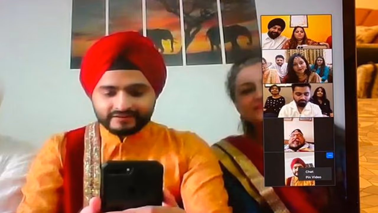 வீடியோ காலில் திருமணம்! அலங்காரத்தோடு மணமகன் மணமகள்! ஒரே நேரத்தில் வீடியோவில் இணைந்த உறவினர்கள்! வீடியோ காலில் திருமணம்! அலங்காரத்தோடு மணமகன் மணமகள்! ஒரே நேரத்தில் வீடியோவில் இணைந்த உறவினர்கள்!