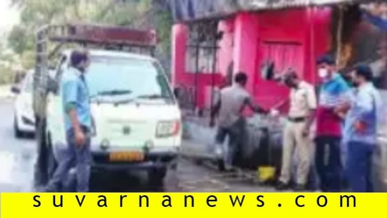 ಕೊರೋನಾ ಭೀತಿ: ಮಲೆನಾಡು ಪ್ರವೇಶಿಸ್ಬೇಕಾದ್ರೆ ವಾಹನಗಳೂ ಸ್ನಾನ ಮಾಡ್ಬೇಕು..! ಕೊರೋನಾ ಭೀತಿ: ಮಲೆನಾಡು ಪ್ರವೇಶಿಸ್ಬೇಕಾದ್ರೆ ವಾಹನಗಳೂ ಸ್ನಾನ ಮಾಡ್ಬೇಕು..!