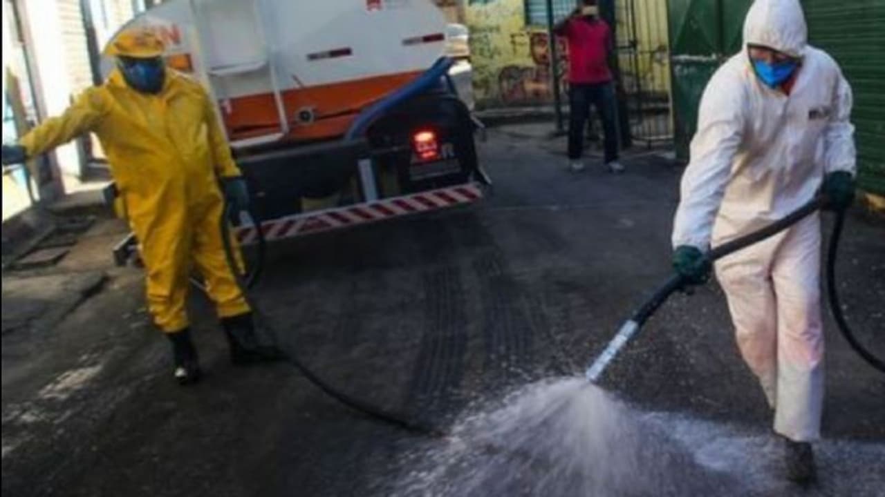 করোনা সংক্রমণ রুখতে সতর্কতা, রাজারহাটের কোয়ারেন্টিন সেন্টারে চলছে জীবাণুমুক্তের কাজ করোনা সংক্রমণ রুখতে সতর্কতা, রাজারহাটের কোয়ারেন্টিন সেন্টারে চলছে জীবাণুমুক্তের কাজ