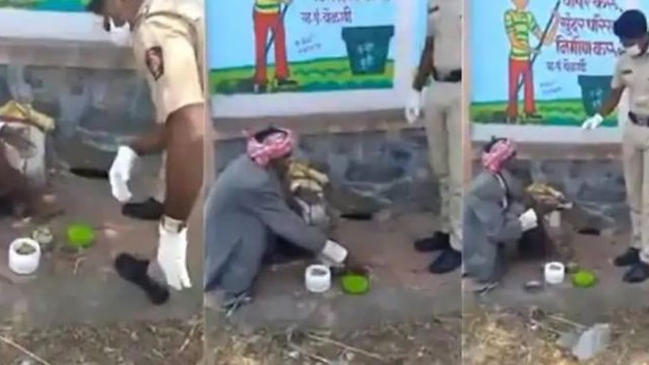 ഹൃദയം തൊടുന്നു ഈ കാഴ്ച; സ്വന്തം ഭക്ഷണം വഴിയരികിലെ പാവപ്പെട്ടവര്ക്ക് നല്കിയ പോലീസുകാര്ക്ക് കൈയടിച്ച് യുവി ഹൃദയം തൊടുന്നു ഈ കാഴ്ച; സ്വന്തം ഭക്ഷണം വഴിയരികിലെ പാവപ്പെട്ടവര്ക്ക് നല്കിയ പോലീസുകാര്ക്ക് കൈയടിച്ച് യുവി