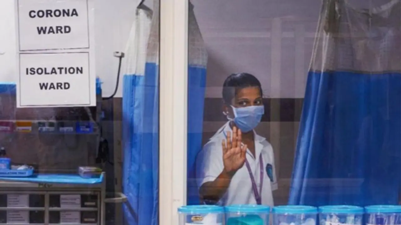 கரூரில் ஒரே நாளில் 48 பேர் டிஸ்சார்ஜ்..! கைத்தட்டி, வாழ்த்தி வழியனுப்பிய மருத்துவ பணியாளர்கள்..! கரூரில் ஒரே நாளில் 48 பேர் டிஸ்சார்ஜ்..! கைத்தட்டி, வாழ்த்தி வழியனுப்பிய மருத்துவ பணியாளர்கள்..!