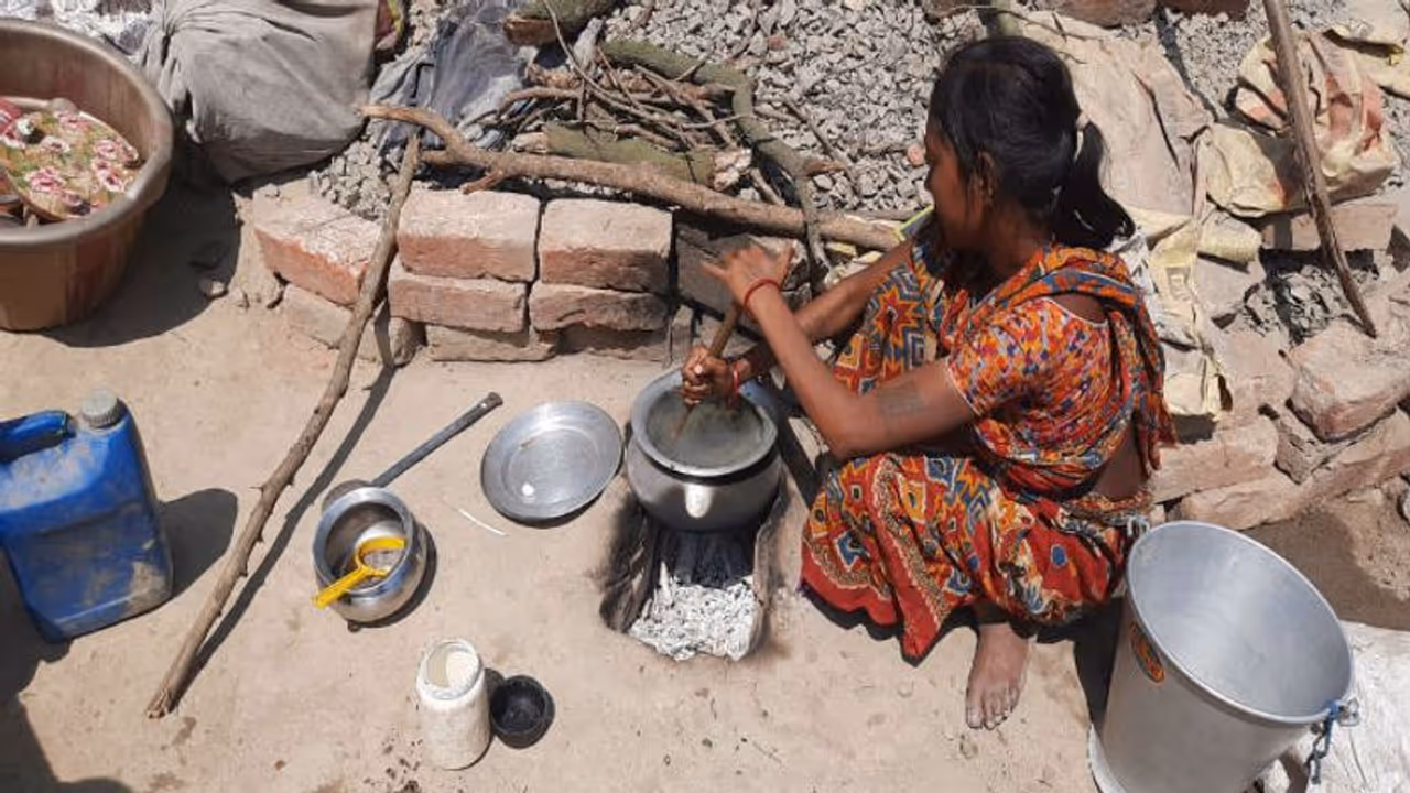লকডাউনে খাদ্য বলতে কচুপাতা সেদ্ধ, অন্নের হাহাকারের কান্নায় ১০০টি প্রান্তিক পরিবারের লকডাউনে খাদ্য বলতে কচুপাতা সেদ্ধ, অন্নের হাহাকারের কান্নায় ১০০টি প্রান্তিক পরিবারের