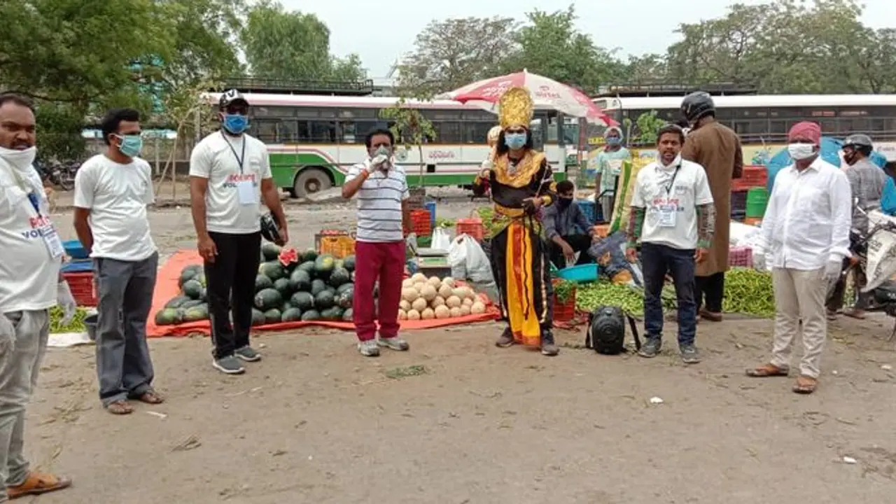 మాస్క్లు పెట్టుకోకపోతే యముడు పట్టుకెళ్తాడు: కరోనాపై అవగాహనా కార్యక్రమం మాస్క్లు పెట్టుకోకపోతే యముడు పట్టుకెళ్తాడు: కరోనాపై అవగాహనా కార్యక్రమం