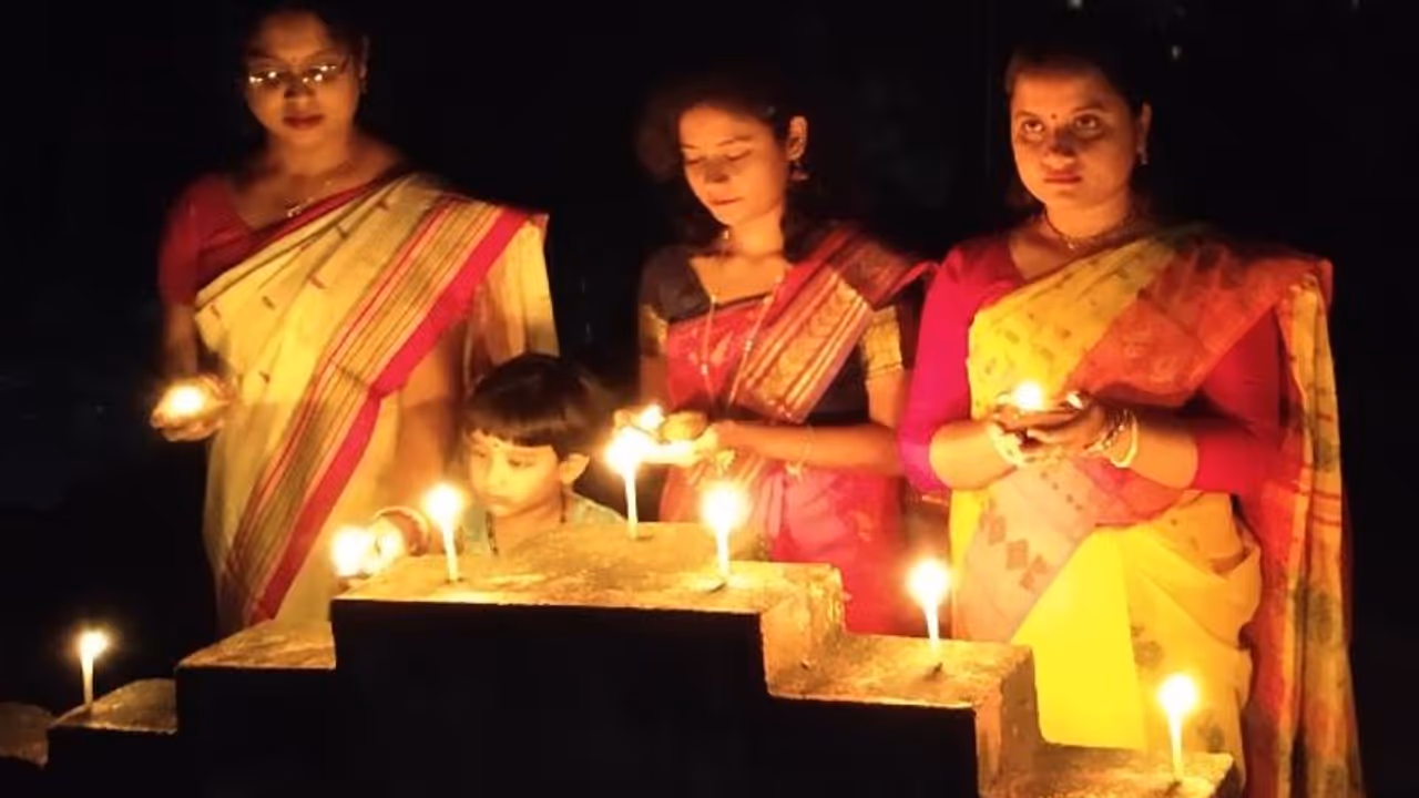 মোদীর ডাকে সাড়া, করোনা যুদ্ধে অন্ধকারেও আলোময় রাজ্য় মোদীর ডাকে সাড়া, করোনা যুদ্ধে অন্ধকারেও আলোময় রাজ্য়