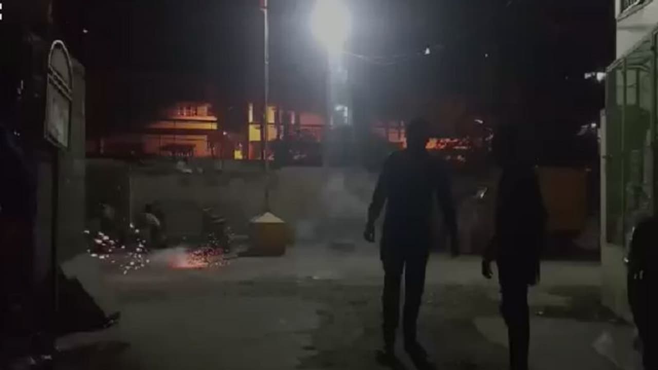 ಬೆಂಗಳೂರು; ಪುಂಟಾಟ ಅಂದ್ರೆ ಇದೆ ಅಲ್ವಾ? ದೀಪ ಬೆಳಗಿಸಿ ಅಂದ್ರೆ ಬೀದಿಗೆ ಬಂದು ಪಟಾಕಿ ಹೊಡೆದ್ರು! ಬೆಂಗಳೂರು; ಪುಂಟಾಟ ಅಂದ್ರೆ ಇದೆ ಅಲ್ವಾ? ದೀಪ ಬೆಳಗಿಸಿ ಅಂದ್ರೆ ಬೀದಿಗೆ ಬಂದು ಪಟಾಕಿ ಹೊಡೆದ್ರು!