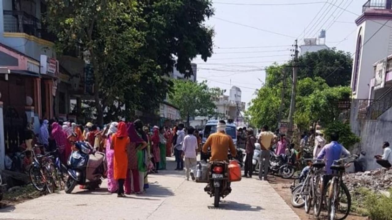 പിറന്നാളാഘോഷത്തിന് അരി വിതരണം; ലോക്ക് ഡൌണില് ബിജെപി എംഎല്എയുടെ വീടിന് മുന്നില് തിക്കുംതിരക്കും പിറന്നാളാഘോഷത്തിന് അരി വിതരണം; ലോക്ക് ഡൌണില് ബിജെപി എംഎല്എയുടെ വീടിന് മുന്നില് തിക്കുംതിരക്കും