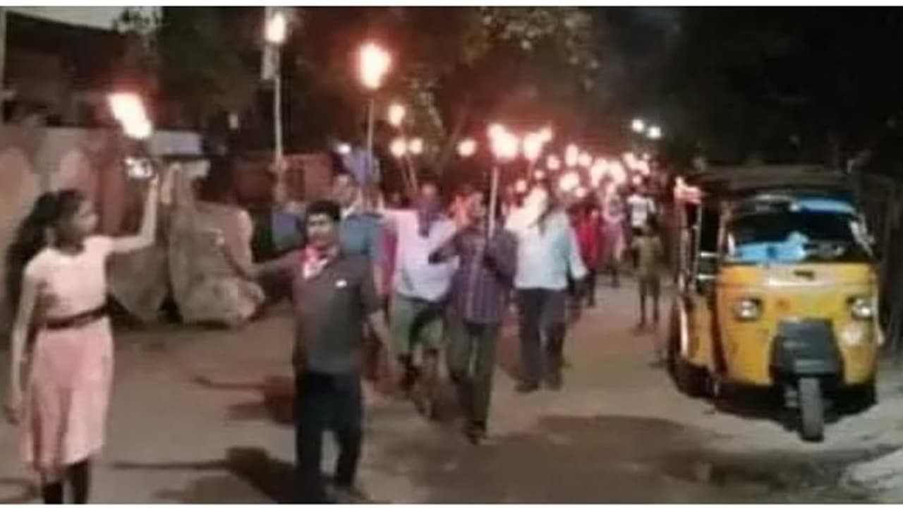 விளக்குகளை ஏந்தி ஊர்வலமாக சென்ற மக்கள்... சமூக விலகலை சுக்கு நூறாக்கிய கொடுமை! விளக்குகளை ஏந்தி ஊர்வலமாக சென்ற மக்கள்... சமூக விலகலை சுக்கு நூறாக்கிய கொடுமை!