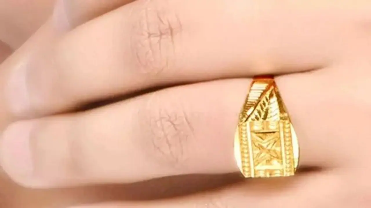 ಆಹಾರ ಕಿಟ್ನಲ್ಲಿ ಸಿಕ್ಕ ಚಿನ್ನದ ಉಂಗುರ: ವಾರಸುದಾರರಿಗೆ ಹಿಂದಿರುಗಿಸಿ ಪ್ರಾಮಾಣಿಕತೆ ಮೆರೆದ ಬಾಲಕ..! ಆಹಾರ ಕಿಟ್ನಲ್ಲಿ ಸಿಕ್ಕ ಚಿನ್ನದ ಉಂಗುರ: ವಾರಸುದಾರರಿಗೆ ಹಿಂದಿರುಗಿಸಿ ಪ್ರಾಮಾಣಿಕತೆ ಮೆರೆದ ಬಾಲಕ..!