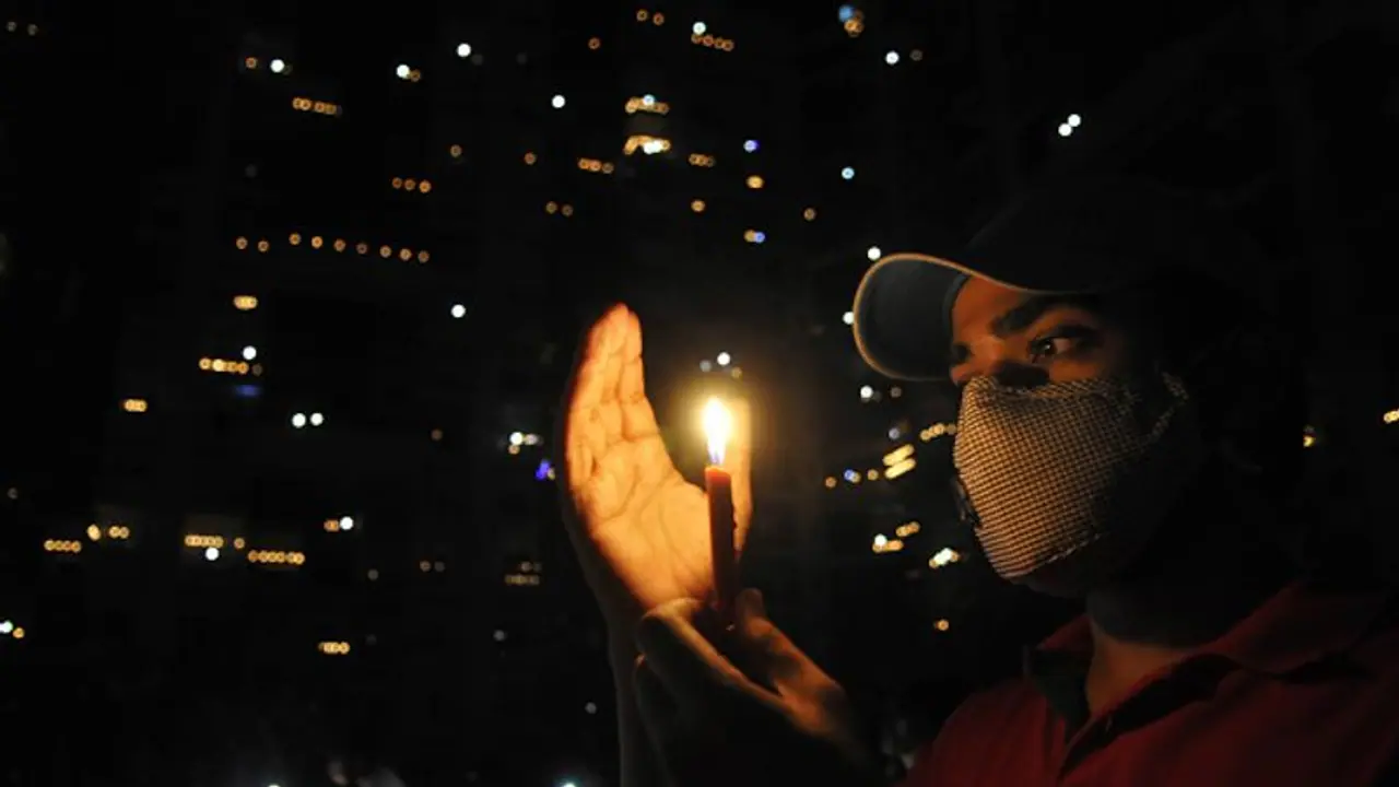 9 நிமிடங்கள்.. ஒளிர்ந்த இந்தியா..! குறைந்த மின் பயன்பாடு..! எவ்வளவு தெரியுமா மக்களே..? 9 நிமிடங்கள்.. ஒளிர்ந்த இந்தியா..! குறைந்த மின் பயன்பாடு..! எவ்வளவு தெரியுமா மக்களே..?