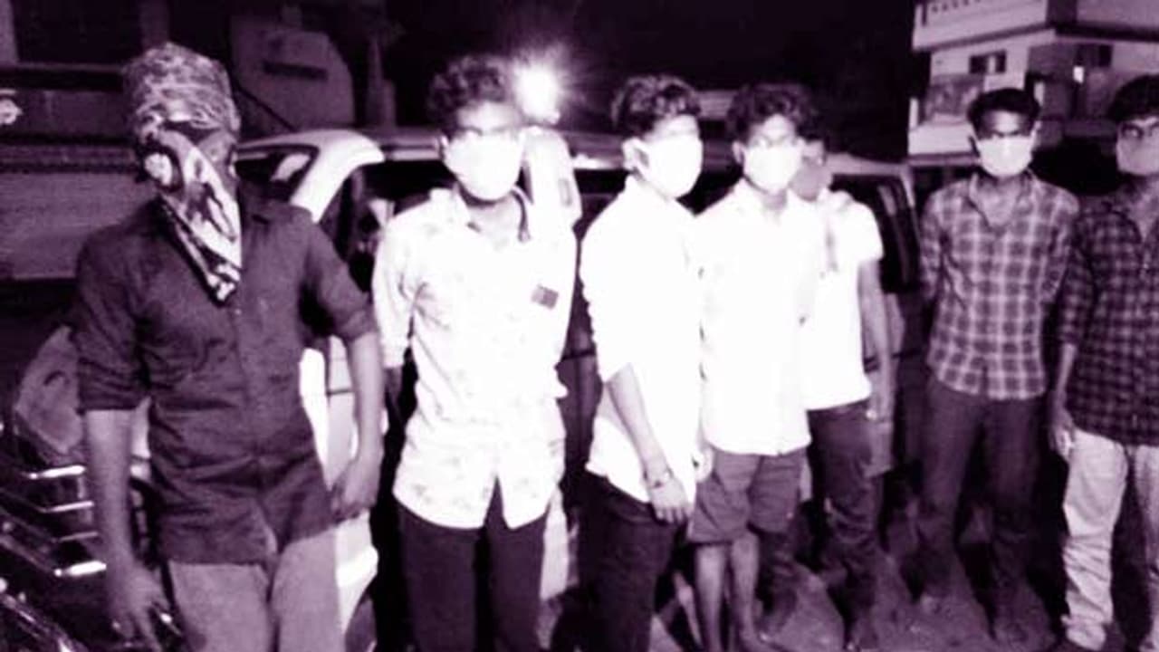 1000 கிலோமீட்டர்..! மும்பையில் இருந்து நடந்தே வந்த தமிழக வாலிபர்கள்..! 1000 கிலோமீட்டர்..! மும்பையில் இருந்து நடந்தே வந்த தமிழக வாலிபர்கள்..!