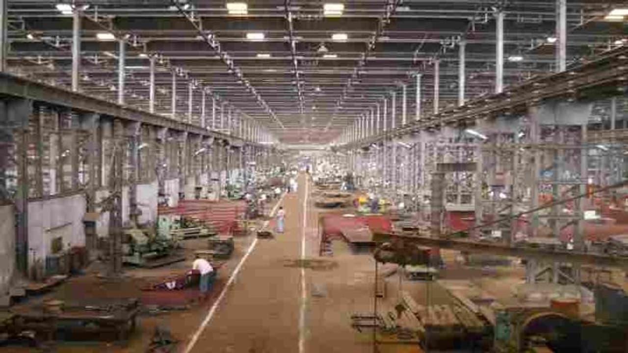 ಲಾಕ್ಡೌನ್: ಎಲ್ಲ ಕಾರ್ಖಾನೆ ಆರಂಭಕ್ಕೆ ಸಿಕ್ತು ಗ್ರೀನ್ ಸಿಗ್ನಲ್..! ಲಾಕ್ಡೌನ್: ಎಲ್ಲ ಕಾರ್ಖಾನೆ ಆರಂಭಕ್ಕೆ ಸಿಕ್ತು ಗ್ರೀನ್ ಸಿಗ್ನಲ್..!