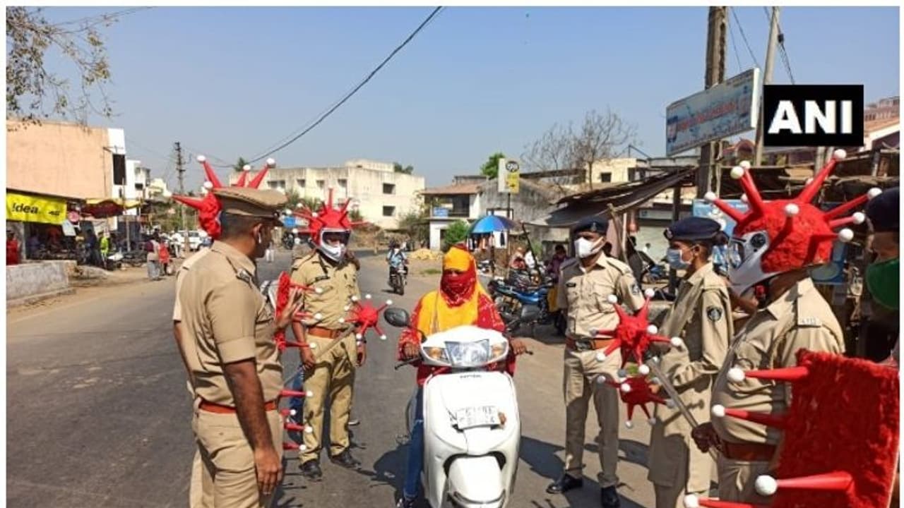 ലോക്ക് ഡൗൺ: 'കൊറോണ വേഷ'ത്തിൽ പൊലീസ് ഉദ്യോഗസ്ഥർ; വ്യത്യസ്തമായ ബോധവത്കരണം ലോക്ക് ഡൗൺ: 'കൊറോണ വേഷ'ത്തിൽ പൊലീസ് ഉദ്യോഗസ്ഥർ; വ്യത്യസ്തമായ ബോധവത്കരണം