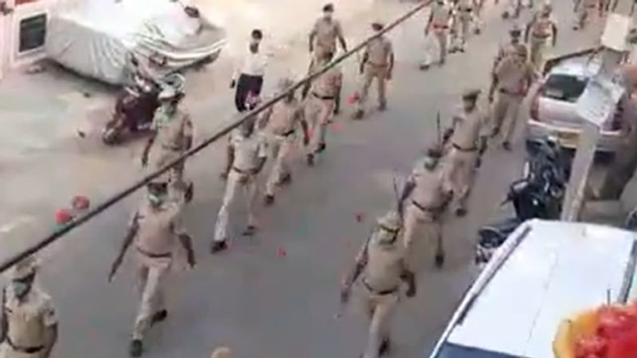 ಆರಕ್ಷಕರಿಗೆ ಬೆಂಗಳೂರು ಜನತೆಯ ಸಲಾಂ, ಹೂವಿನ ಸ್ವಾಗತ!