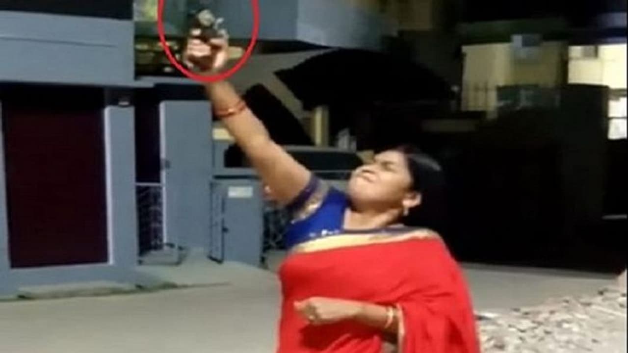 कोरोना को भगाने के लिए भाजपा महिला जिलाध्यक्ष ने चलाई गोली, प्रदेश अध्यक्ष ने पद से हटाया कोरोना को भगाने के लिए भाजपा महिला जिलाध्यक्ष ने चलाई गोली, प्रदेश अध्यक्ष ने पद से हटाया