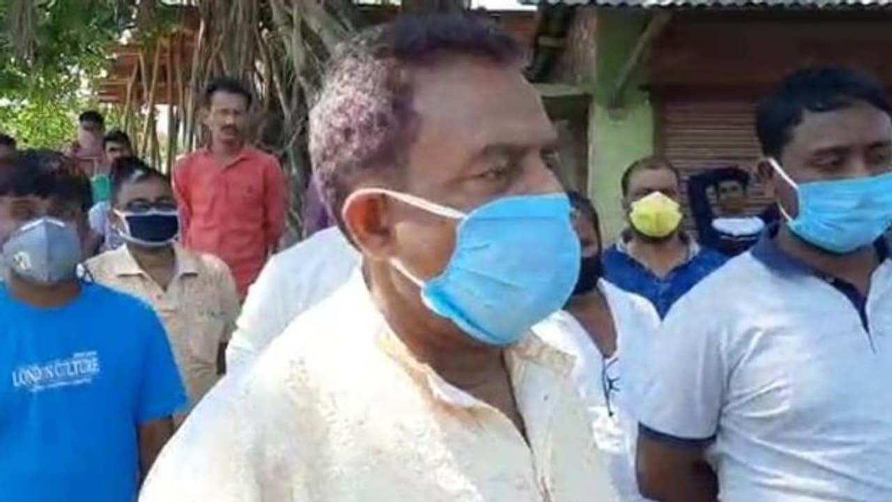 দিনেদুপুরে তৃণমূল কাউন্সিলরকে লক্ষ্য করে গুলি, আতঙ্ক ছড়াল রায়গঞ্জে দিনেদুপুরে তৃণমূল কাউন্সিলরকে লক্ষ্য করে গুলি, আতঙ্ক ছড়াল রায়গঞ্জে