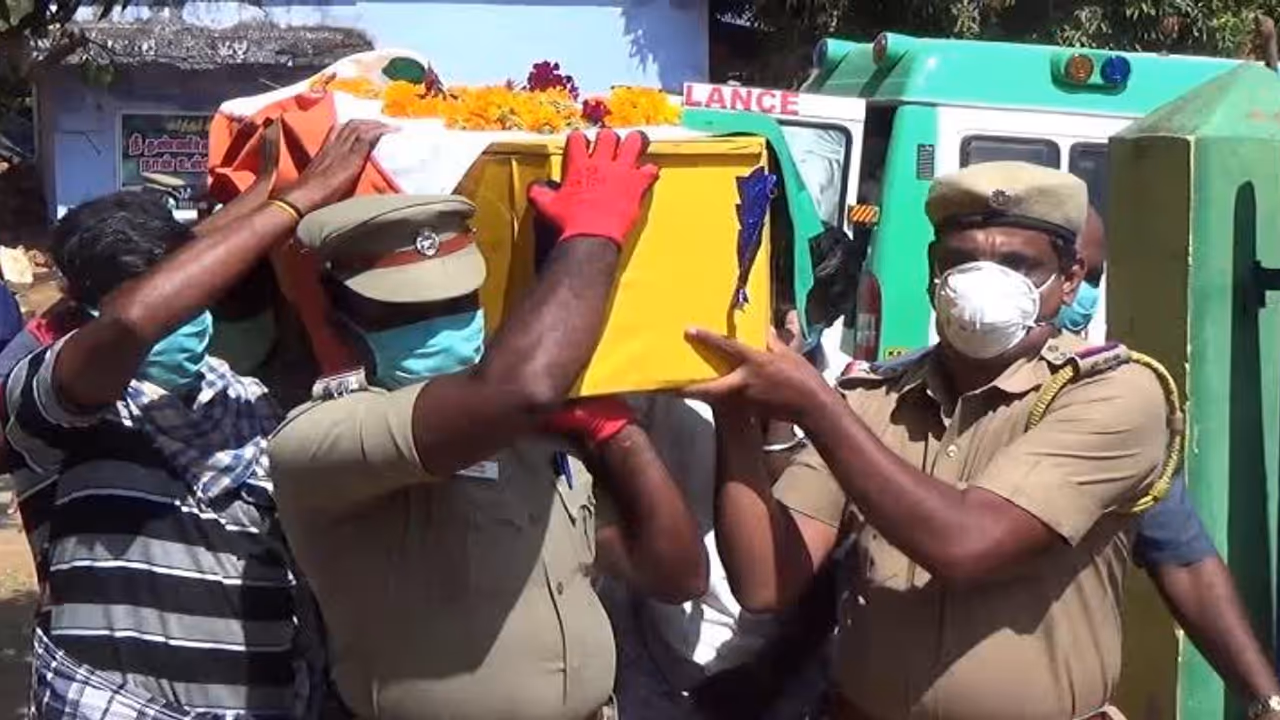 திடீர் நெஞ்சு வலி..! பணியில் இருக்கும் போதே மரணம் அடைந்த தலைமை காவலர்..! திடீர் நெஞ்சு வலி..! பணியில் இருக்கும் போதே மரணம் அடைந்த தலைமை காவலர்..!