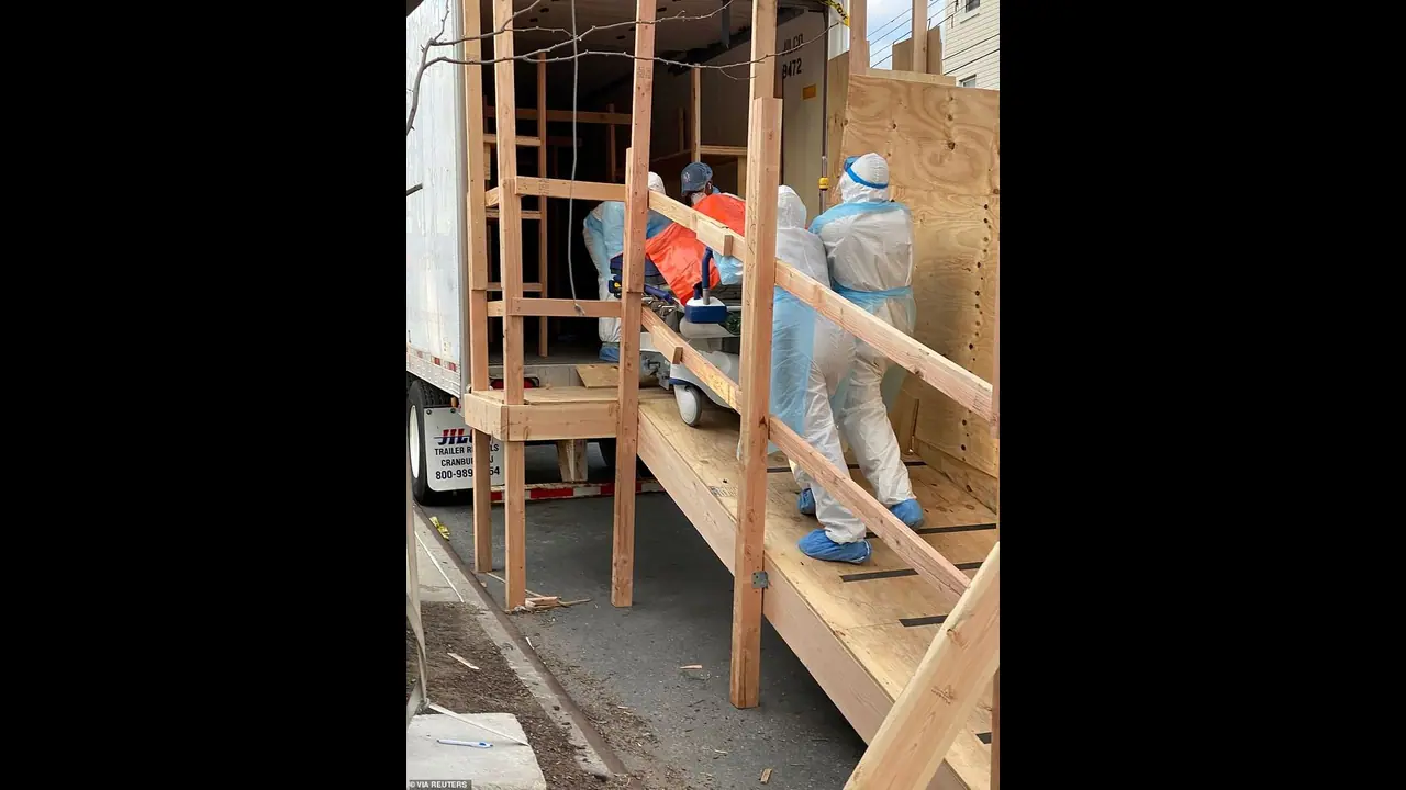 கொரோனாவிலிருந்து தப்பிக்க நாட்டு மருந்து சாப்பிட்ட11 பேர்.. உயிருக்கு போராட்டம்..! கொரோனாவிலிருந்து தப்பிக்க நாட்டு மருந்து சாப்பிட்ட11 பேர்.. உயிருக்கு போராட்டம்..!